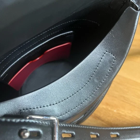 Alexander McQueen The Curve Bucket Bag in Black - Picture 8 of 11